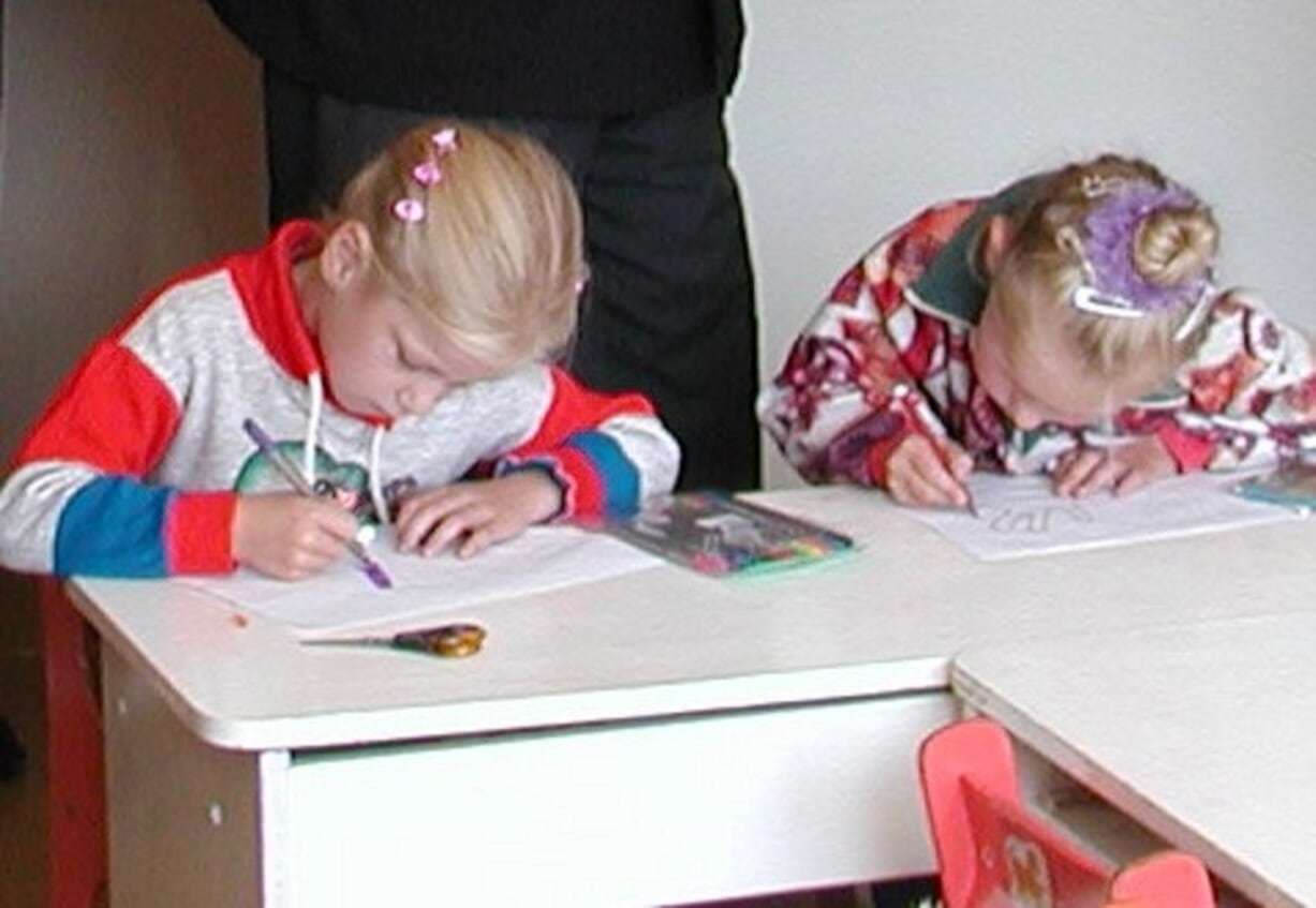 Armutsgefährdungsquote unter Kindern und Jugendlichen von Eltern mit niedrigem Bildungsabschluss bei 37,6 %