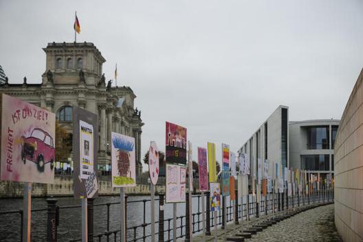 Absurd: Bundespräsidentin Klöckner lässt Regenbogen-Fahne im Bundestag hissen