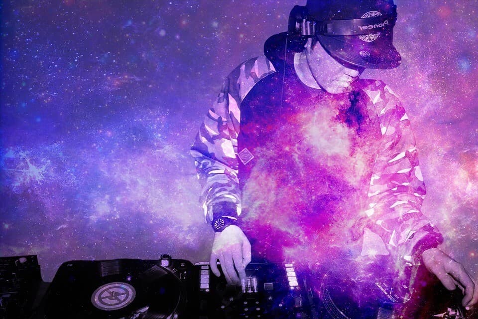 Irischer Musiker und christliche Influencerin warnen vor satanischen Ritualen in Popmusik