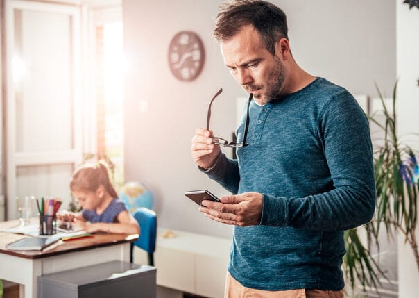 Eltern am Handy – Wie Bildschirmnutzung die Entwicklung von Kindern beeinträchtigt